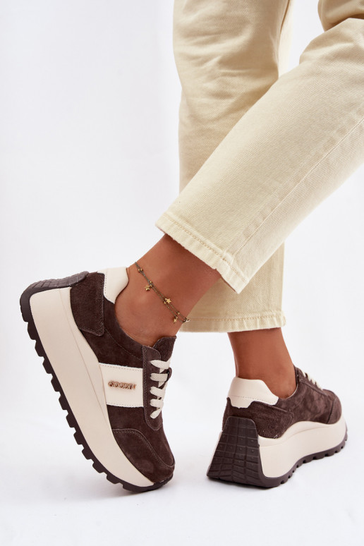 Zapatillas modelo zapatos. Femenino con una plataformaActivadoturalnego de gamuzau CzekoladoAe Rosinae