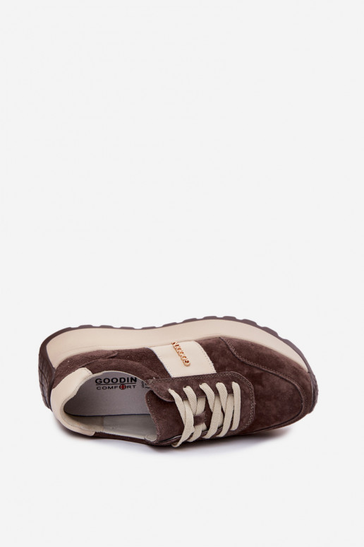 Zapatillas modelo zapatos. Femenino con una plataformaActivadoturalnego de gamuzau CzekoladoAe Rosinae