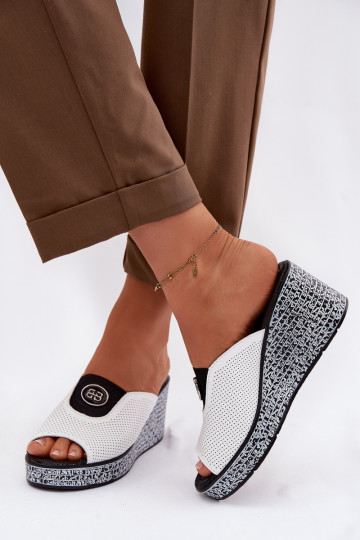 Zapatillas de cuero con una plataforma con adornos S.Barski LR61-7011 el color blanco