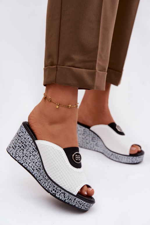 Zapatillas de cuero con una plataforma con adornos S.Barski LR61-7011 el color blanco