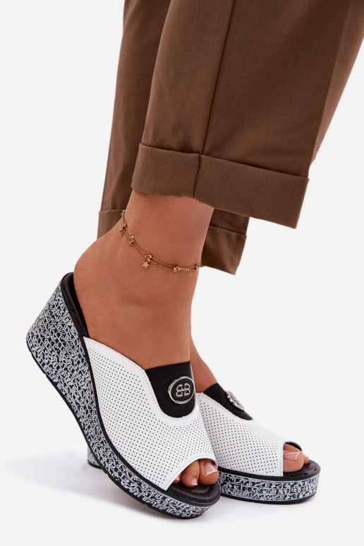 Zapatillas de cuero con una plataforma con adornos S.Barski LR61-7011 el color blanco