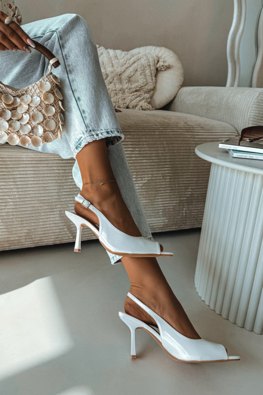 Sandalias de mujer con tacones finos el color blanco Sevina