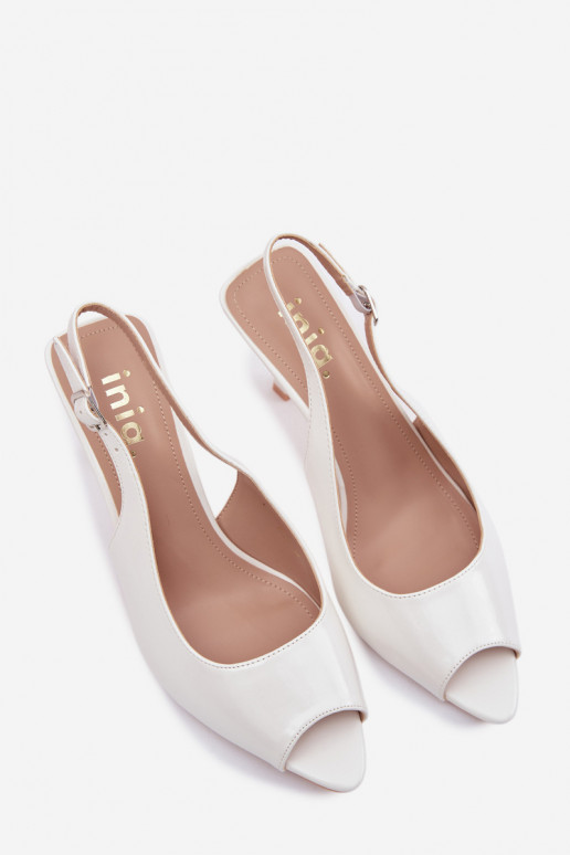 Sandalias de mujer con tacones finos el color blanco Sevina