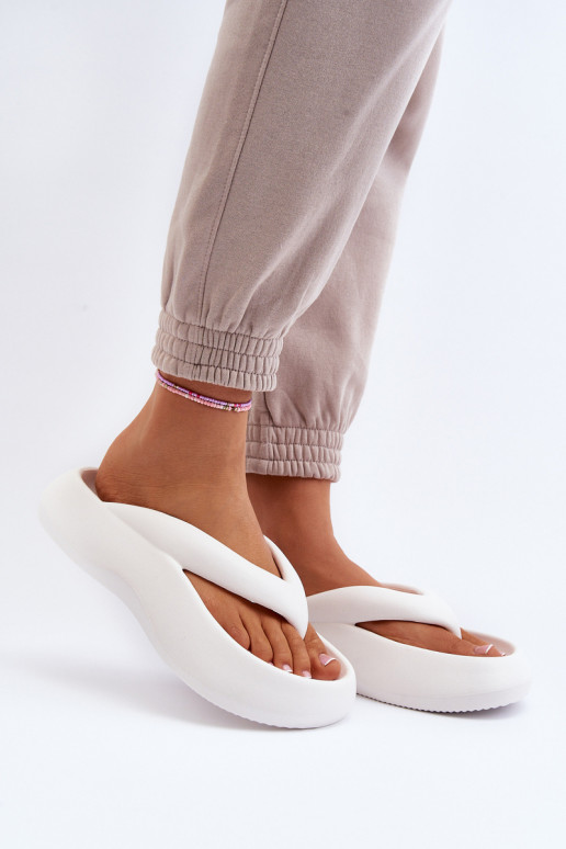 Zapatillas de mujer con espuma. Zapatillas el color blanco Roux