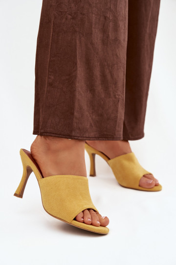 zapatillas de mujer con tacones finosde gamuza ecológicau color amarillo Isolia