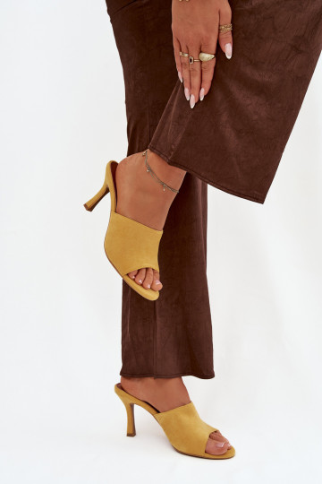 zapatillas de mujer con tacones finosde gamuza ecológicau color amarillo Isolia 2