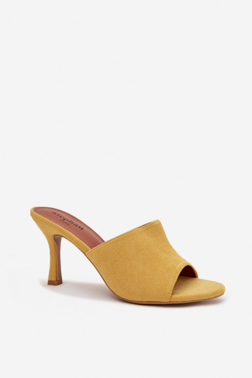 zapatillas de mujer con tacones finosde gamuza ecológicau color amarillo Isolia