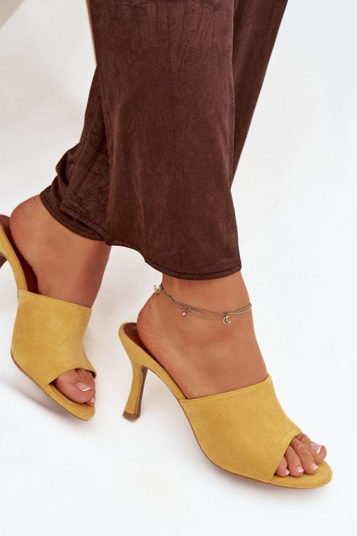 zapatillas de mujer con tacones finosde gamuza ecológicau color amarillo Isolia