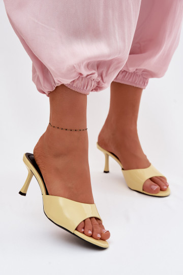 Zapatillas de piel sintética lacada con tacones delgados color amarillo Melissea