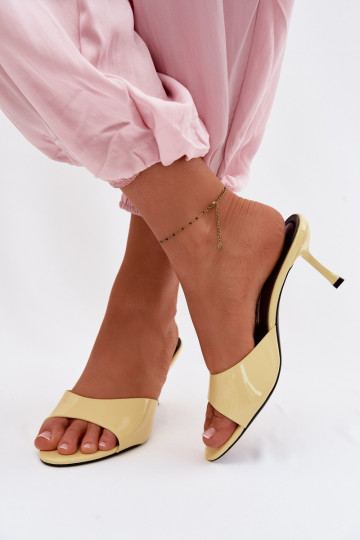 Zapatillas de piel sintética lacada con tacones delgados color amarillo Melissea 2