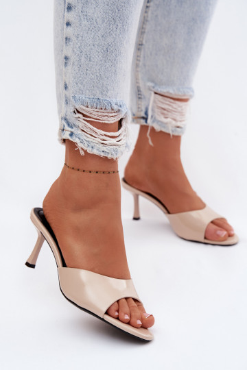Zapatillas de piel sintética lacada con tacones delgados color arena Melissea