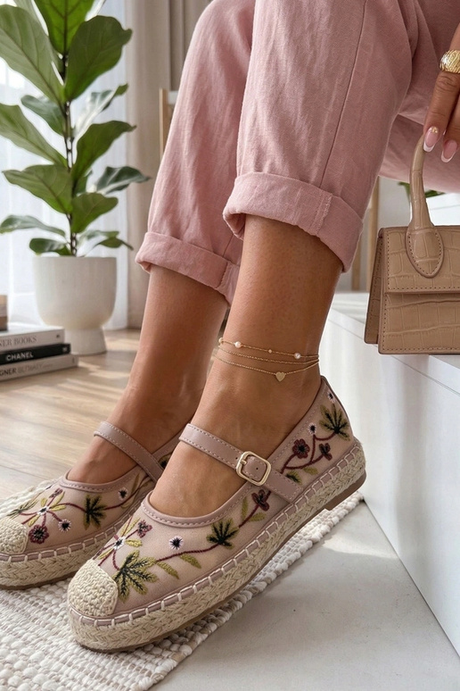 Espadrilles rosas decoradas con...