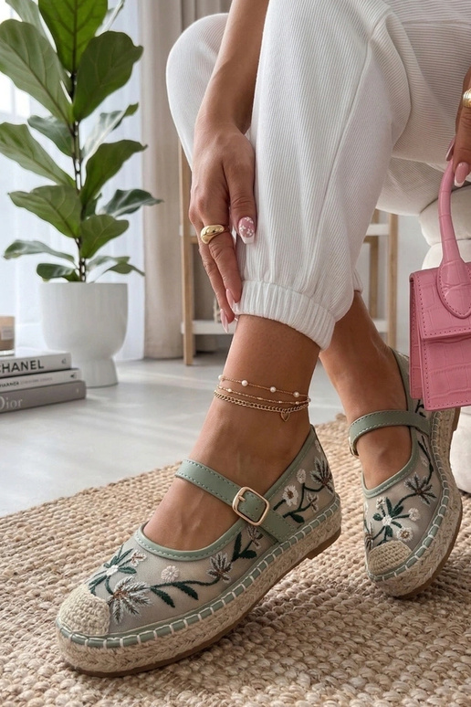 Espadrilles verdes decoradas con...