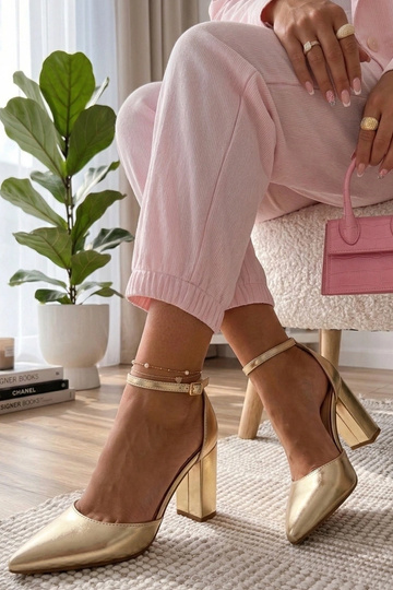 Zapatos de tacón dorados de...