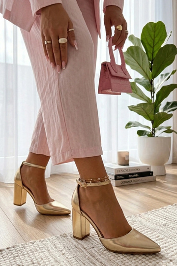 Zapatos de tacón dorados de... 2