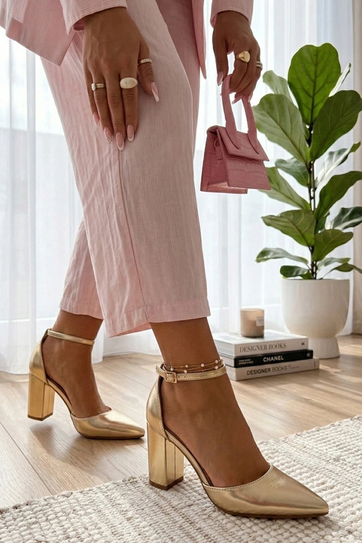 Zapatos de tacón dorados de columna...