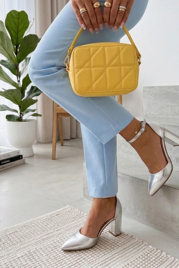 Zapatos de tacón plateados... 2