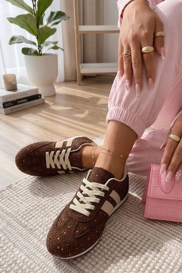 Zapatillas marrones decoradas con piedras de circonio Sybilla