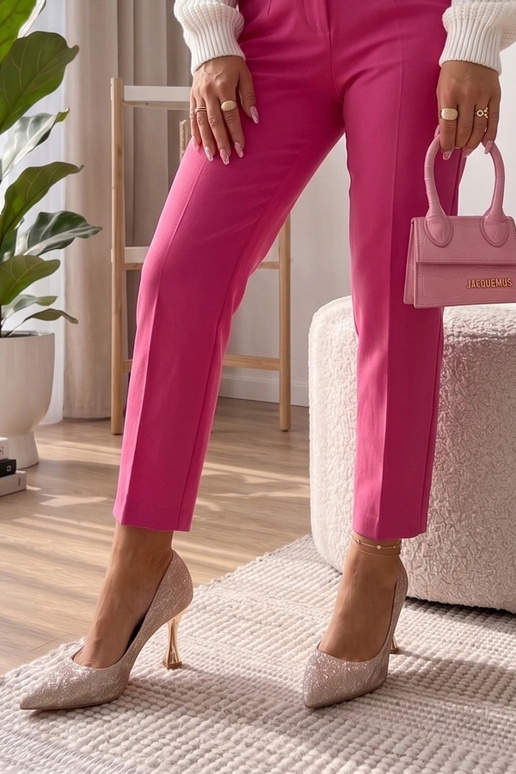 Tacones dorados con acabado brillante...