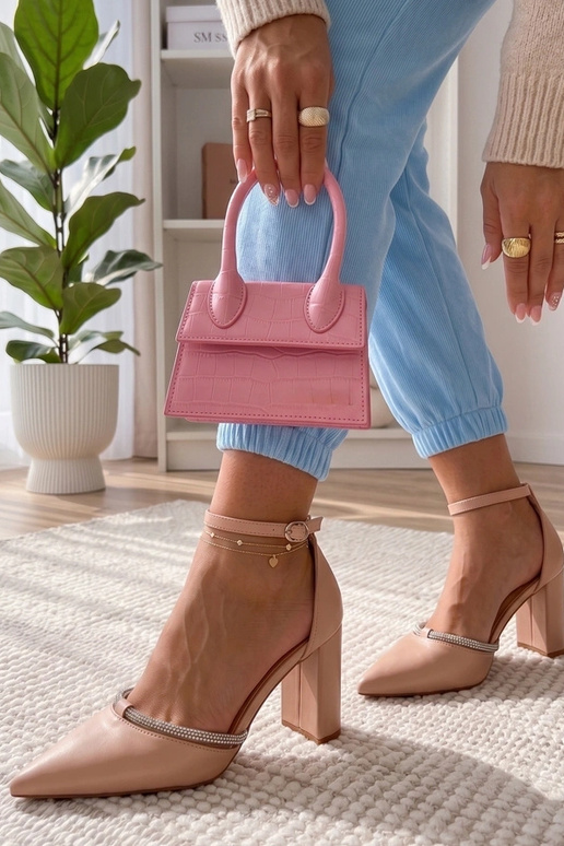 Zapatos color arena con circonitas...