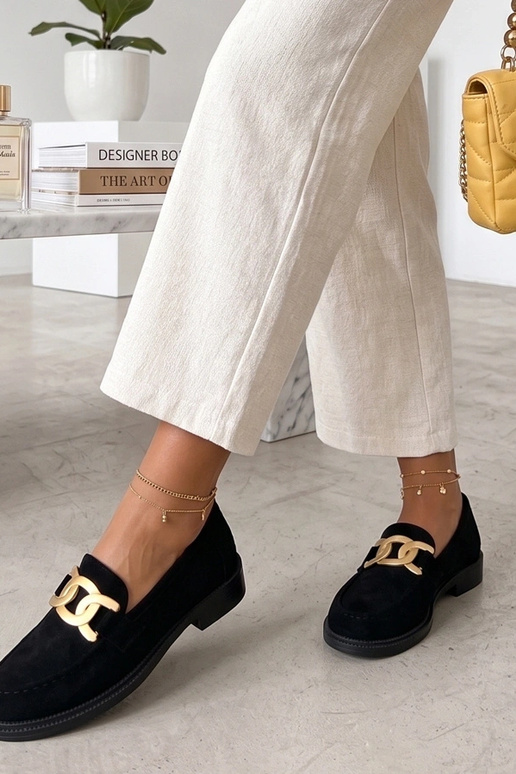 Mocasines negros con hebilla...