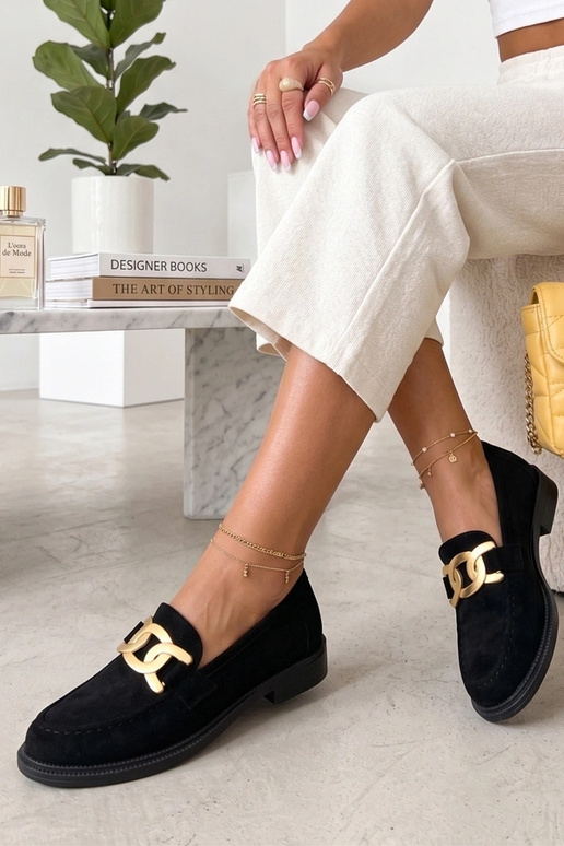 Mocasines negros con hebilla...