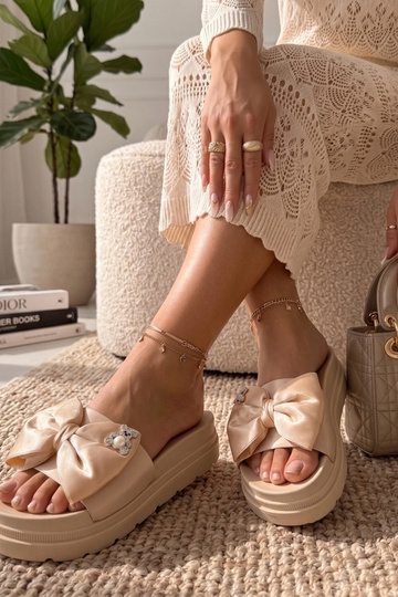 Zuecos beige de plataforma...