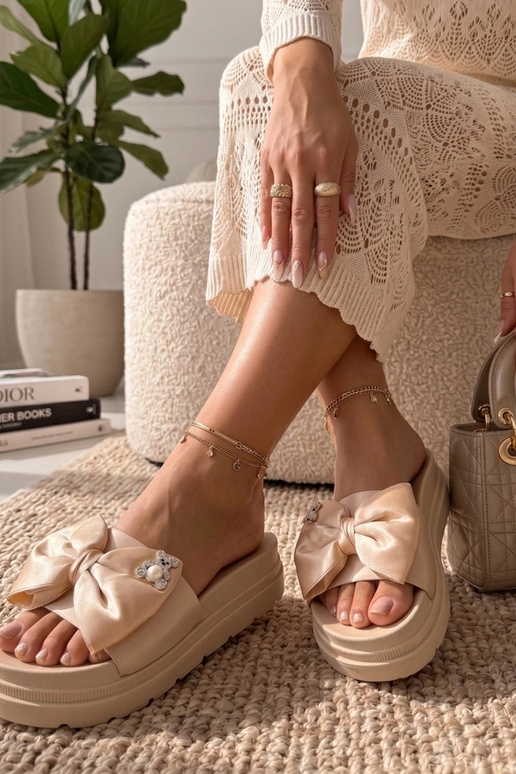 Zuecos beige de plataforma con lazo...