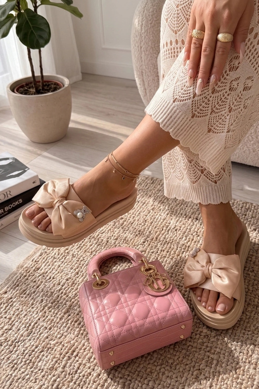Zuecos beige de plataforma con lazo...