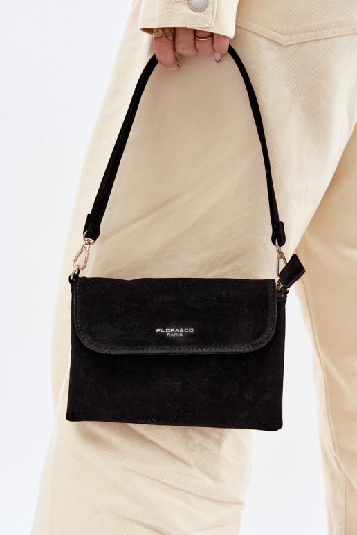 un bolso pequeñode gamuza ecológicau de color negro Lucelle