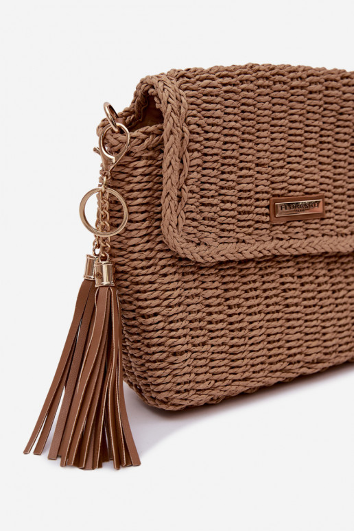 un bolso pequeño Typu Cartero con elementos calados Tiene querrón Tamara