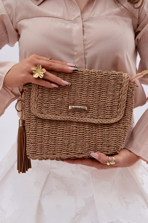 un bolso pequeño Typu Cartero con elementos calados Tiene querrón Tamara