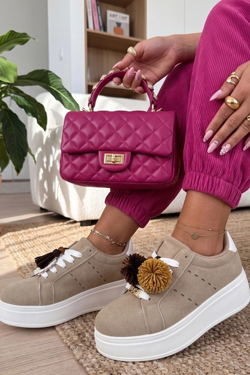 Zapatillas color arena en plataforma...