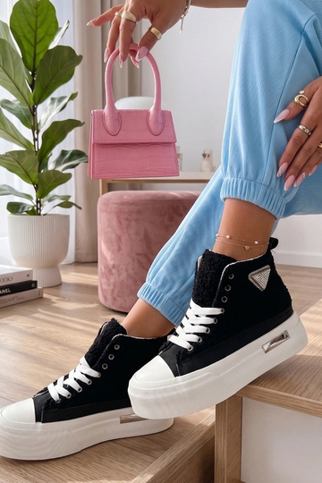 Zapatillas negras con pelo y circonitas sobre el tobillo Lucia