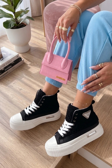 Zapatillas negras con pelo y circonitas sobre el tobillo Lucia 2