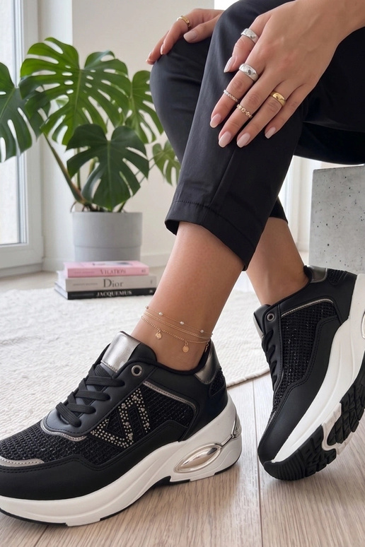 Zapatillas negras en plataforma con circonitas Rafaela