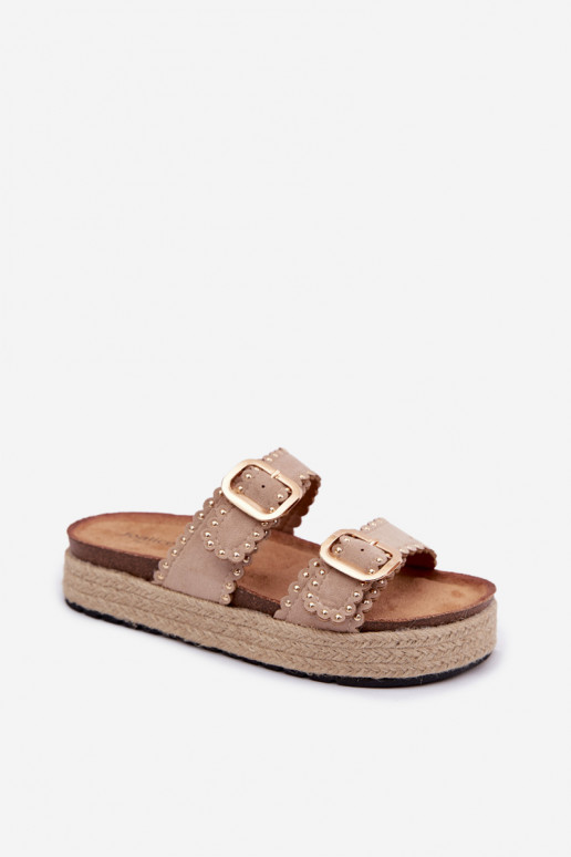 Chanclas de color arena para mujer con plataforma, hebillas doradas y remaches