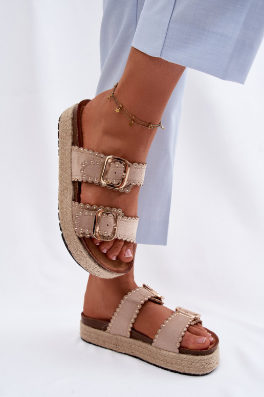Chanclas de color arena para mujer con plataforma, hebillas doradas y remaches