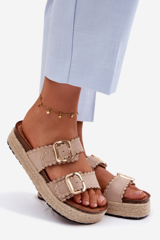 Chanclas de color arena para mujer con plataforma, hebillas doradas y remaches