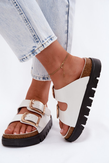 Chanclas blancas de charol con plataforma y hebillas doradas Lee Cooper LCIN-26-35-4460L 2