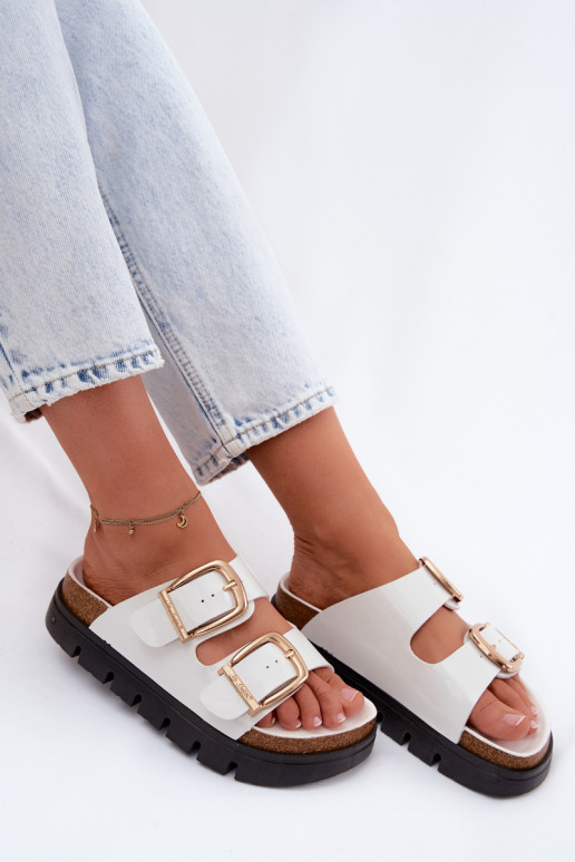 Chanclas blancas de charol con plataforma y hebillas doradas Lee Cooper LCIN-26-35-4460L