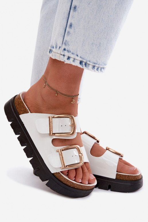Chanclas blancas de charol con plataforma y hebillas doradas Lee Cooper LCIN-26-35-4460L
