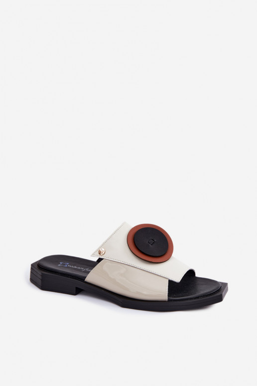Zapatillas de mujer de cuero en color arena y negro con diseño geométrico Tai turiciejka K7479-01