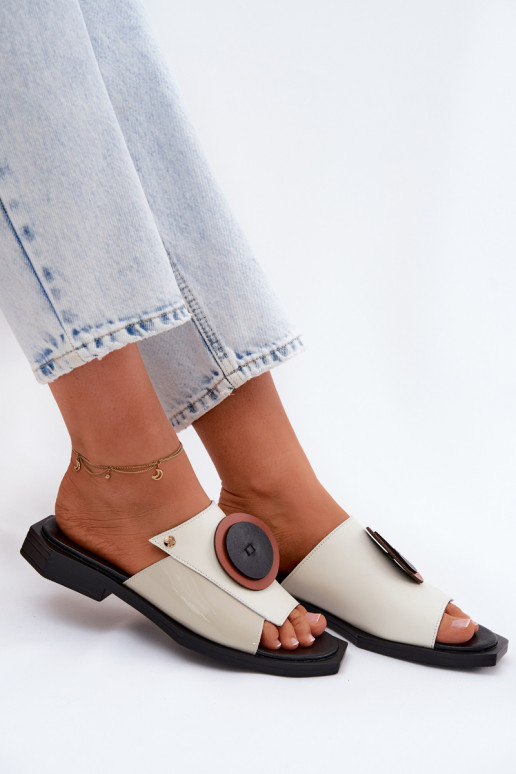 Zapatillas de mujer de cuero en color arena y negro con diseño geométrico Tai turiciejka K7479-01