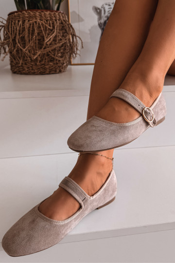 Bailarinas con tiras y accesorios dorados con hebillas color arena Kelisa