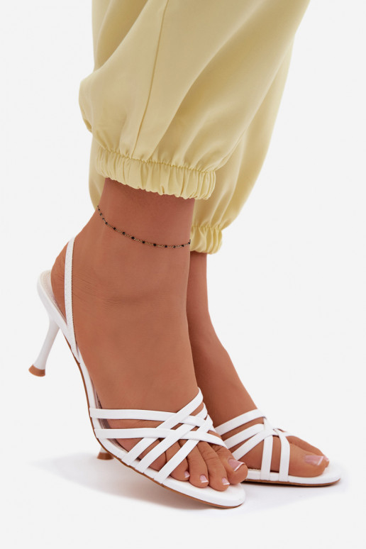 Sandalias de mujer con tacones finos con rayas el color blanco Velivelle