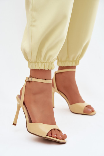 Sandalias de mujer con tacones finosImitacji Skóry color amarillo Olissey 2