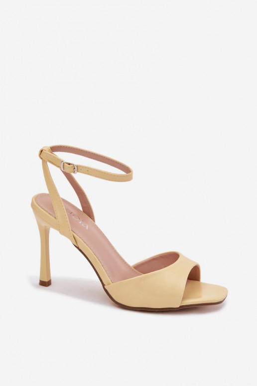 Sandalias de mujer con tacones finosImitacji Skóry color amarillo Olissey