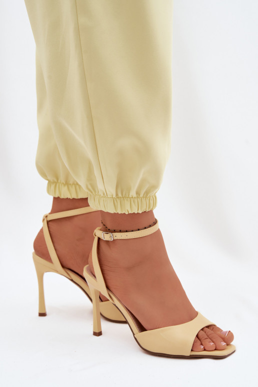 Sandalias de mujer con tacones finosImitacji Skóry color amarillo Olissey