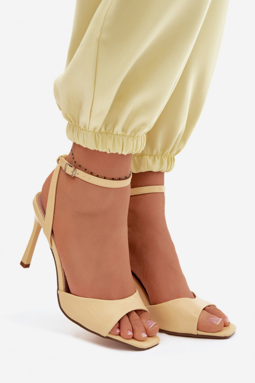 Sandalias amarillas con tacón fino de cuero sintético Olissey
